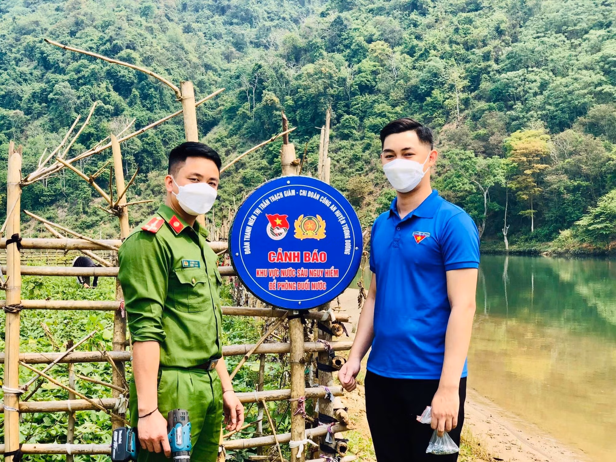 Cảnh sát “hô biến” lốp xe hỏng thành biển báo giao thông thú vị -0