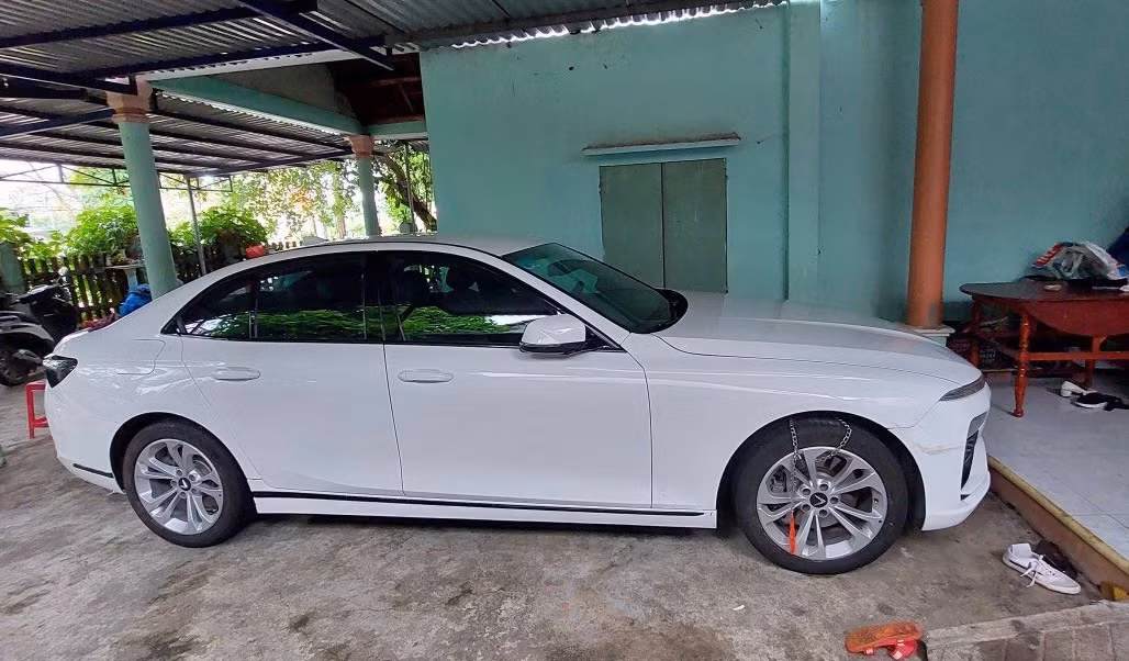 Thuê 2 chiếc ô tô rồi đem đi cầm cố lấy tiền ăn chơi và mua ma tuý -0