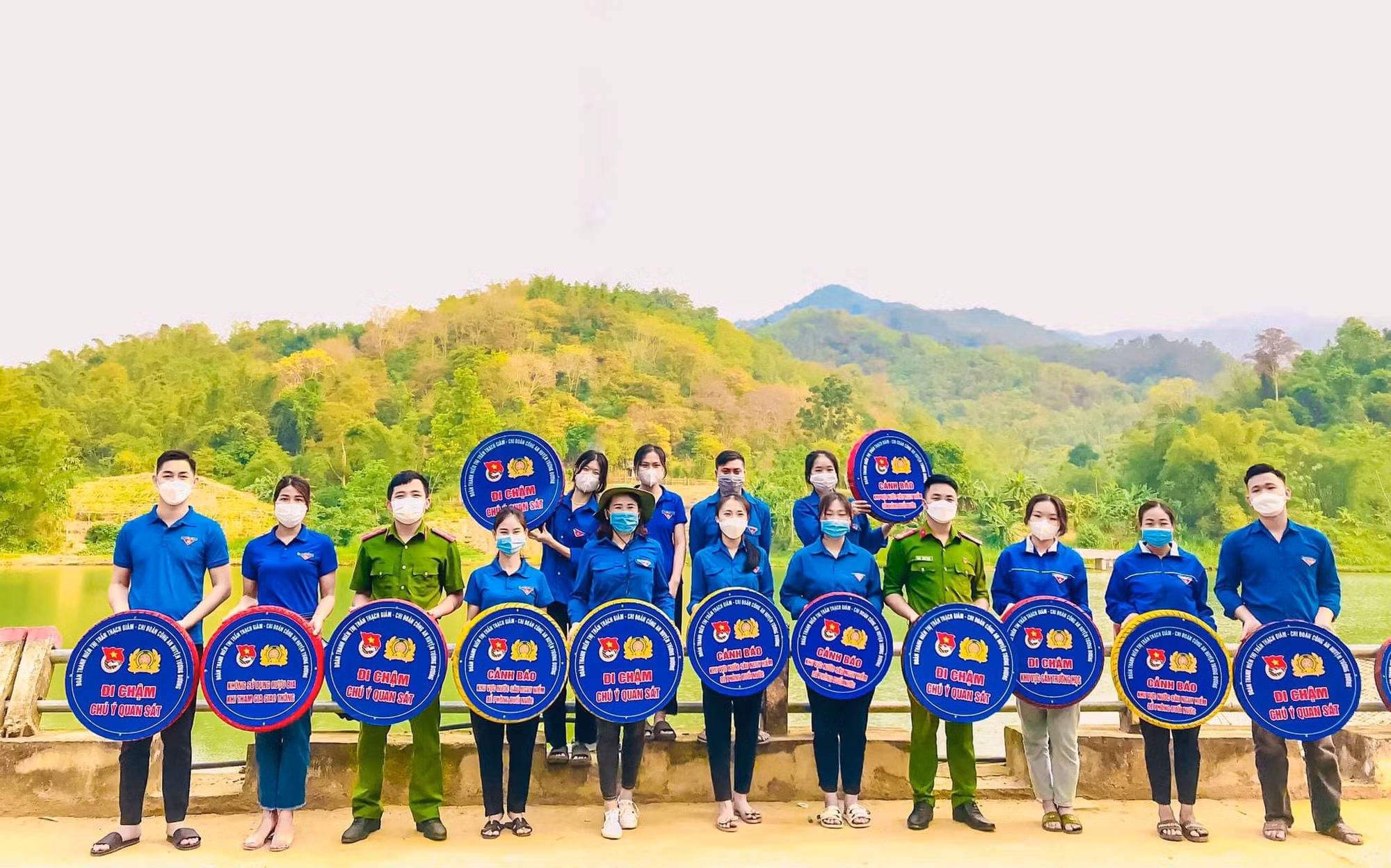 Cảnh sát “hô biến” lốp xe hỏng thành biển báo giao thông thú vị -0