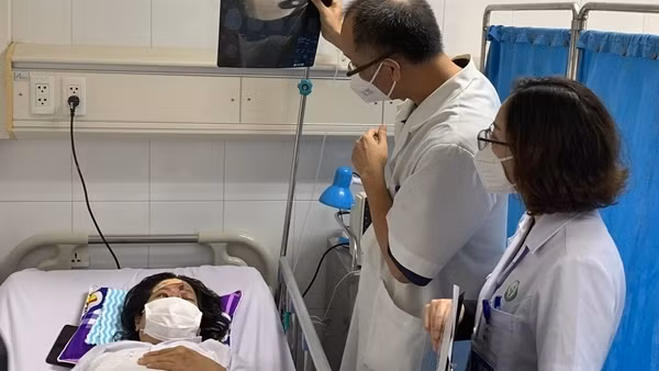 Một phụ nữ có nguy cơ mù mắt vì tiêm filler nâng mũi