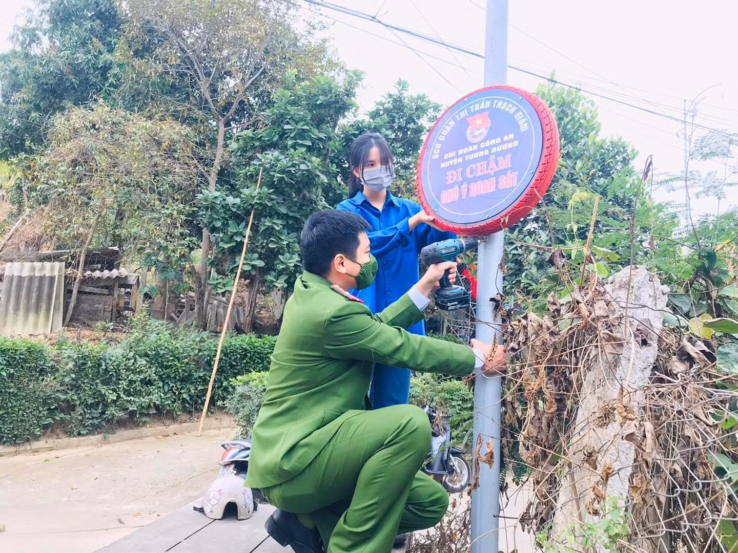Cảnh sát “hô biến” lốp xe hỏng thành biển báo giao thông thú vị -0