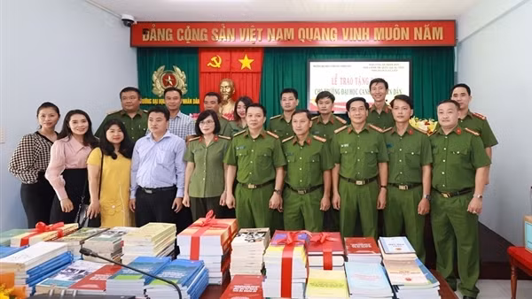 Nhà xuất bản CAND trao tặng Đại học CSND gần 500 đầu sách