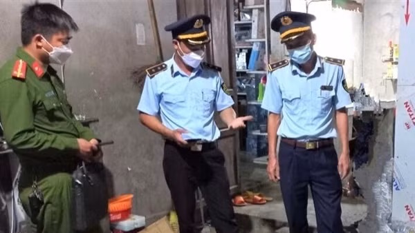 Tết đã qua lâu, cửa hàng tạp hoá vẫn "ém" pháo lậu