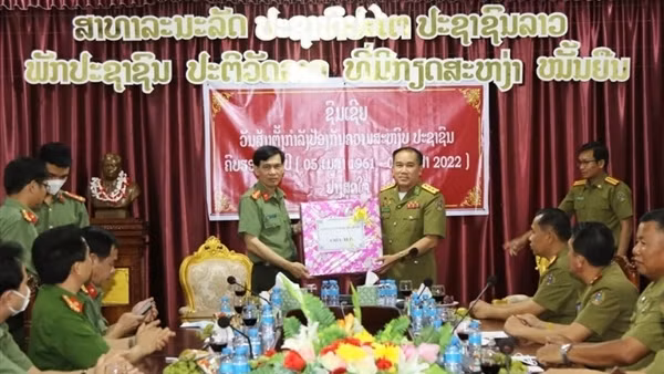 Công an tỉnh Quảng Bình thăm, chúc Tết Công an 2 tỉnh Savannakhet và Khăm Muộn