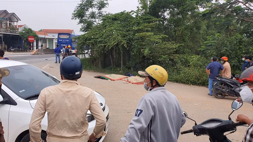 Ô tô tông vào đuôi xe máy, 2 người tử vong -0
