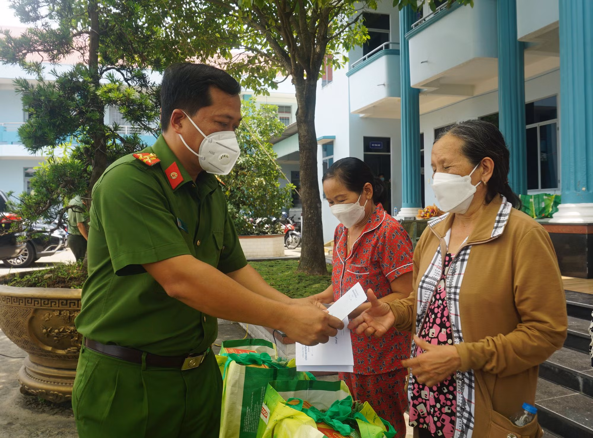 Đồng chí Trương Hòa Bình tặng quà cho các Mẹ Việt Nam anh hùng tại Bến Lức, Long An -2