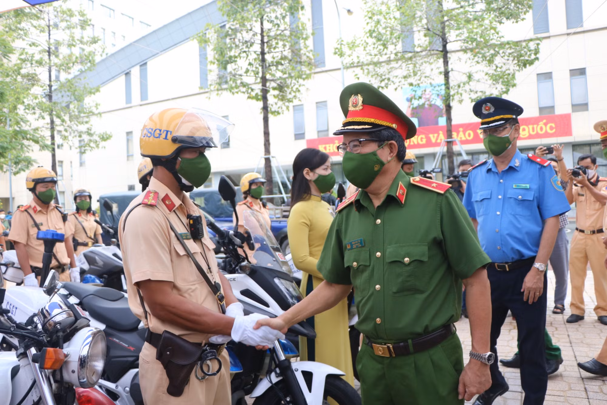 Công an TP Hồ Chí Minh đồng loạt ra quân bảo đảm TTATGT dịp Lễ 30/4, 1/5… -0