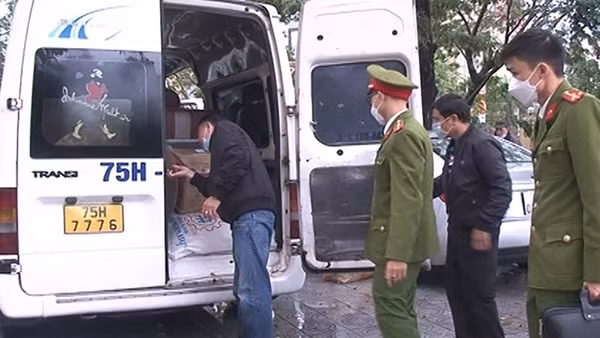 Bị kiểm tra, tài xế bỏ trốn để lại ô tô cùng 25 tấn kim loại ảnh 3