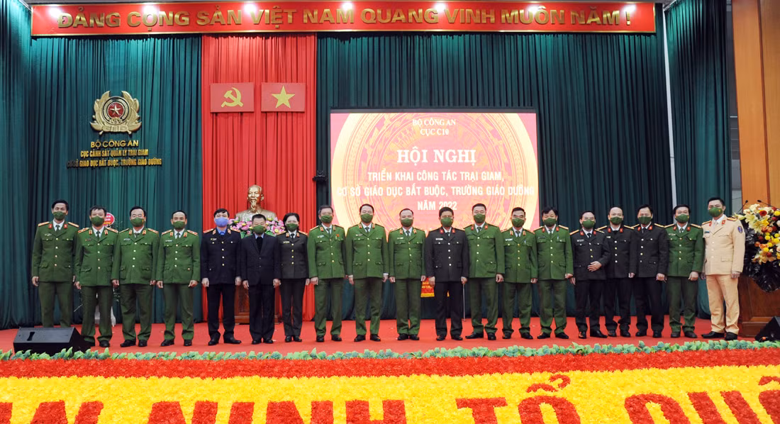Trên làm gương mẫu mực, dưới tích cực làm theo -0