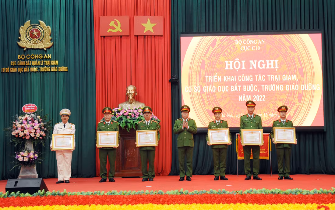 Trên làm gương mẫu mực, dưới tích cực làm theo -0