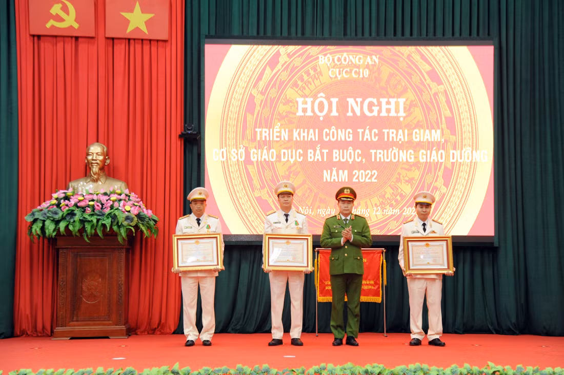 Trên làm gương mẫu mực, dưới tích cực làm theo -0