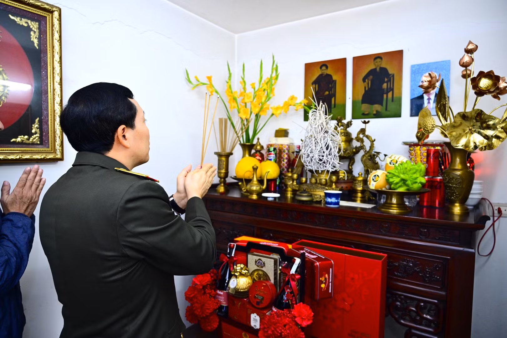 Thứ trưởng Lê Văn Tuyến và đoàn công tác tri ân, tưởng nhớ các đồng chí cố lãnh đạo Bộ Công an và chúc Tết gia đình -0