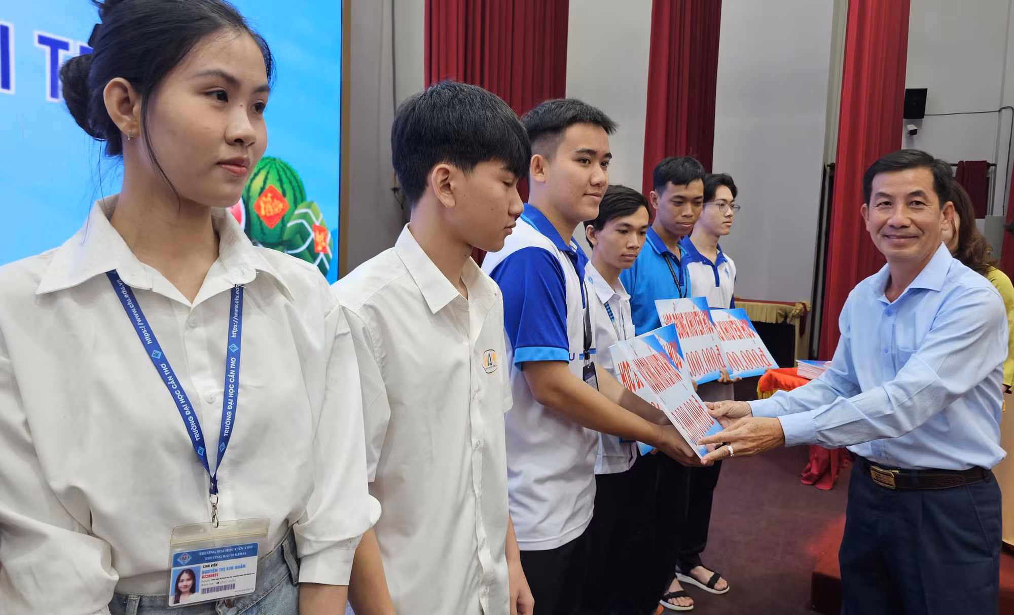Trao 278 suất học bổng Lương Định Của tặng sinh viên hiếu học -2