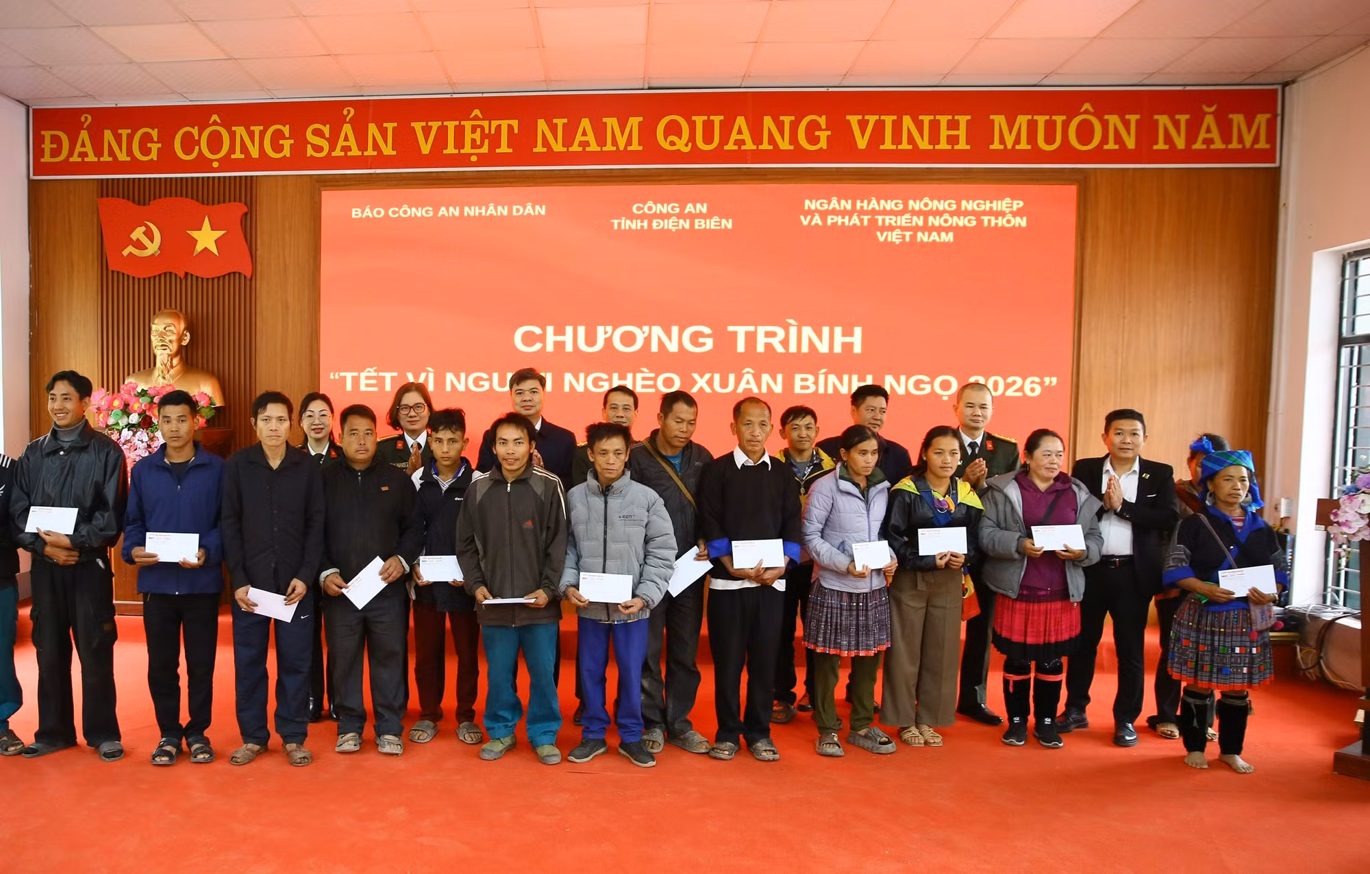 Góp hương xuân, sẻ chia khó khăn với bà con nghèo vùng biên giới Điện Biên -0