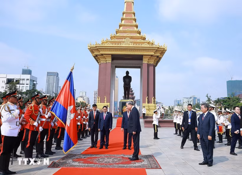 Tổng Bí thư Tô Lâm đặt vòng hoa tại Đài Độc lập, Đài tưởng niệm cố Quốc vương Norodom Sihanouk, Đài Hữu nghị Campuchia-Việt Nam -0