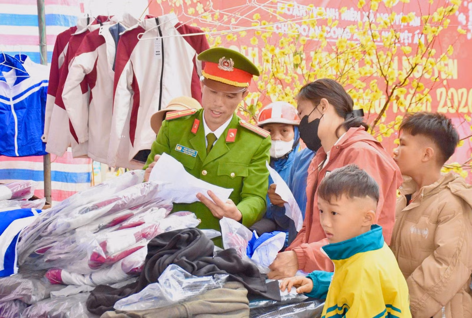 Những gian hàng “không đồng” ấm áp nghĩa tình của Công xã Nguyệt Ấn -0