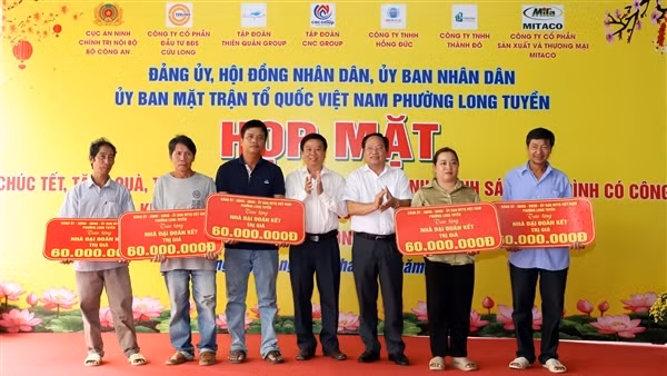 Cục An ninh chính trị nội bộ tặng quà Tết người dân khó khăn ở TP Cần Thơ