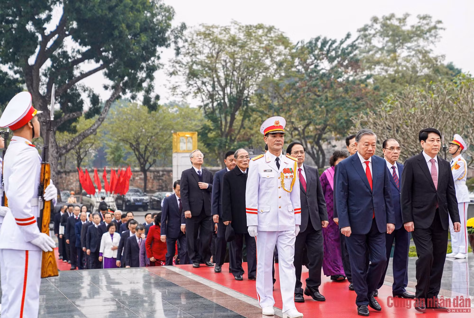 Lãnh đạo Đảng, Nhà nước vào Lăng viếng Bác nhân kỷ niệm 96 năm Ngày thành lập Đảng -3