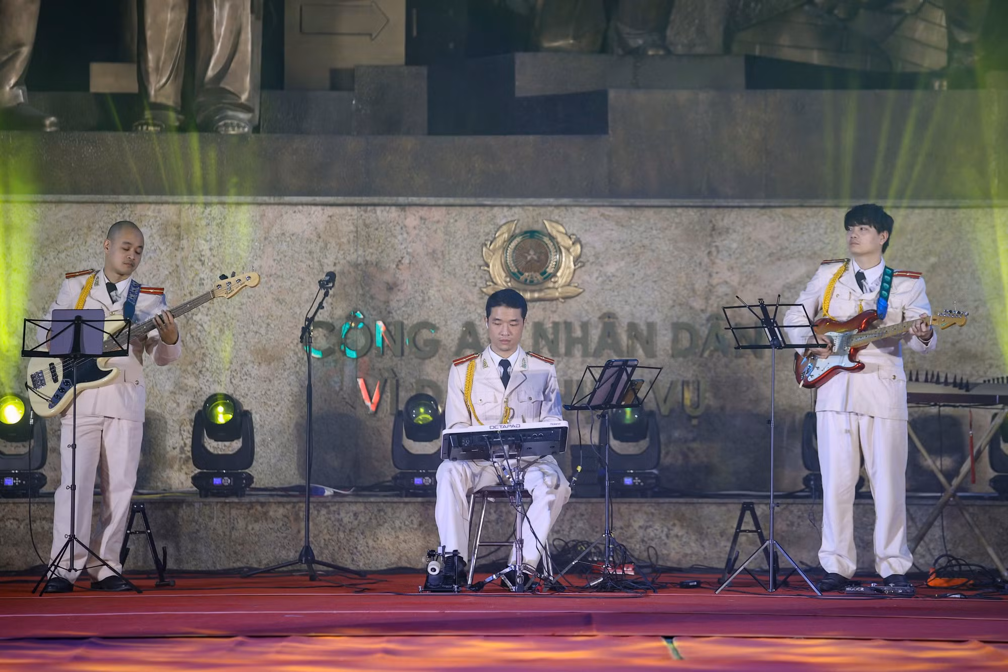 Rộn ràng khúc hát mừng xuân, dâng Đảng trước Tượng đài “CAND vì dân phục vụ” -0