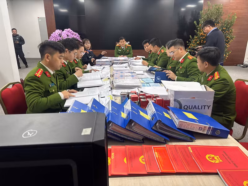 Khởi tố 9 bị can chiếm đoạt hơn 318 tỷ đồng của một ngân hàng trên địa bàn Hà Nội -0