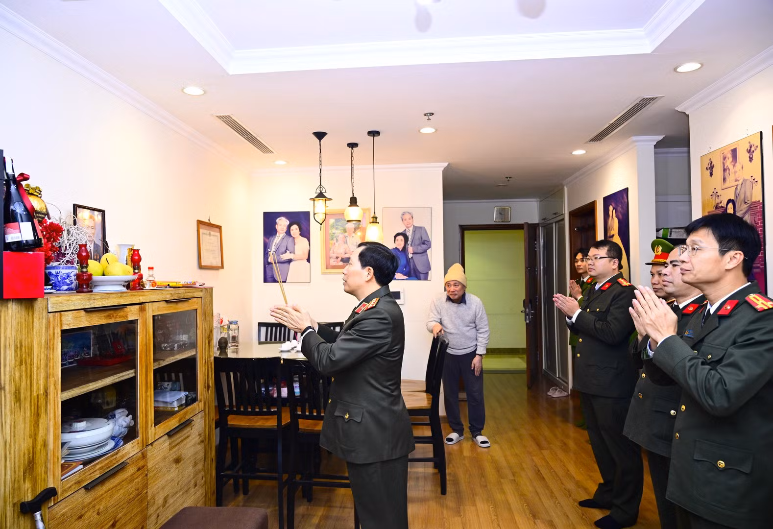 Thứ trưởng Lê Văn Tuyến và đoàn công tác tri ân, tưởng nhớ các đồng chí cố lãnh đạo Bộ Công an và chúc Tết gia đình -0