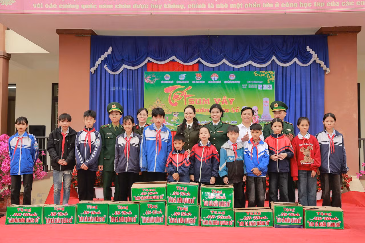 Mang Xuân ấm tới trẻ em và các gia đình khó khăn vùng biên Hà Tĩnh -1
