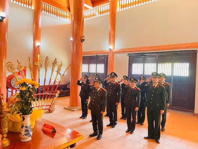 Ngọn lửa sưởi ấm niềm tin gắn với bó với nhân dân -0
