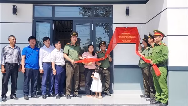Bàn giao “Ngôi nhà 19/8” cho đoàn viên Công an tỉnh Khánh Hòa