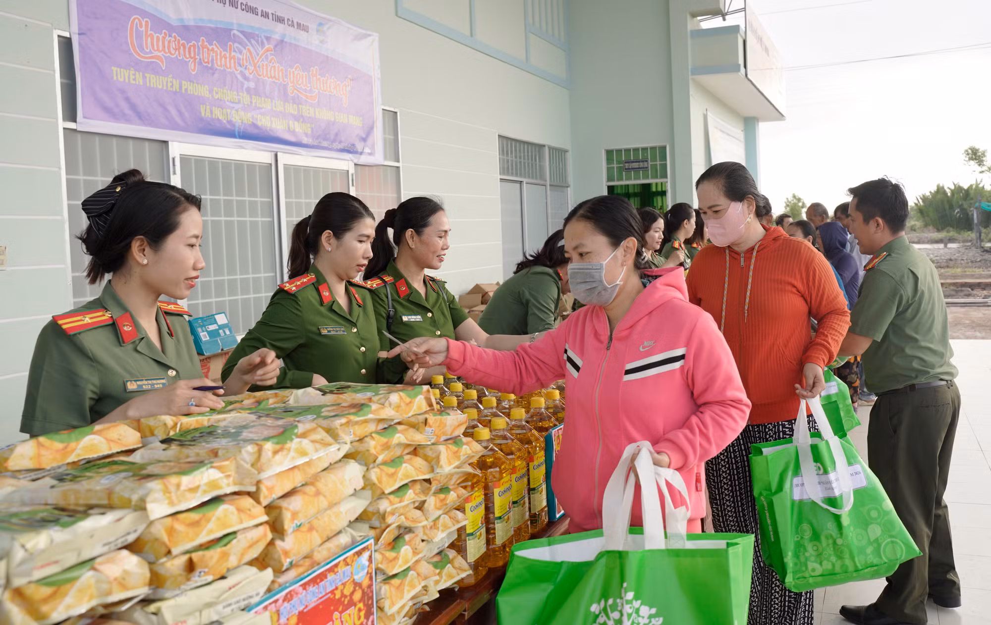 “Chợ Xuân 0 đồng” chia sẻ với người dân khó khăn -0