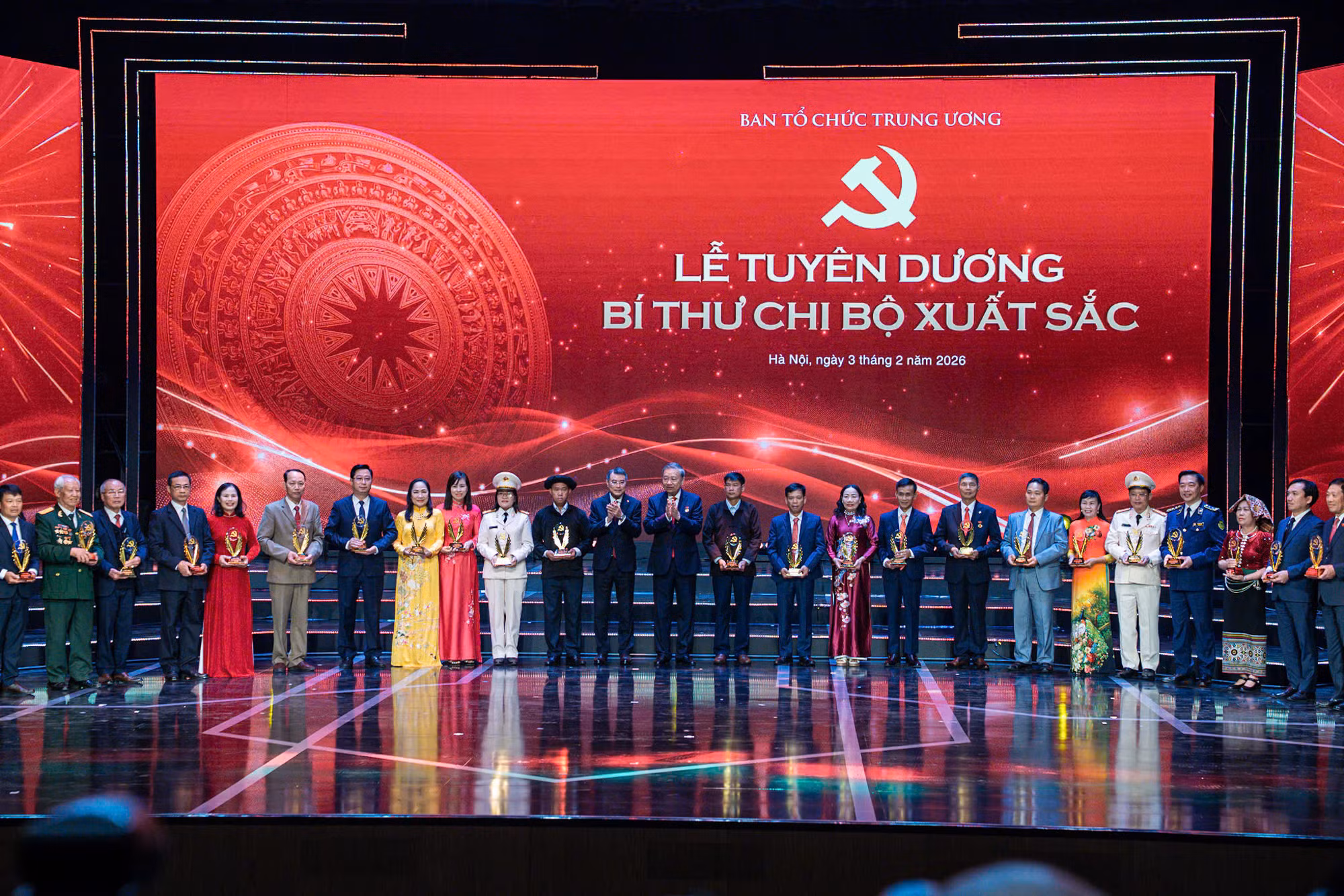 Tuyên dương 96 Bí thư chi bộ xuất sắc toàn quốc và trao Giải Búa liềm vàng lần thứ X -0