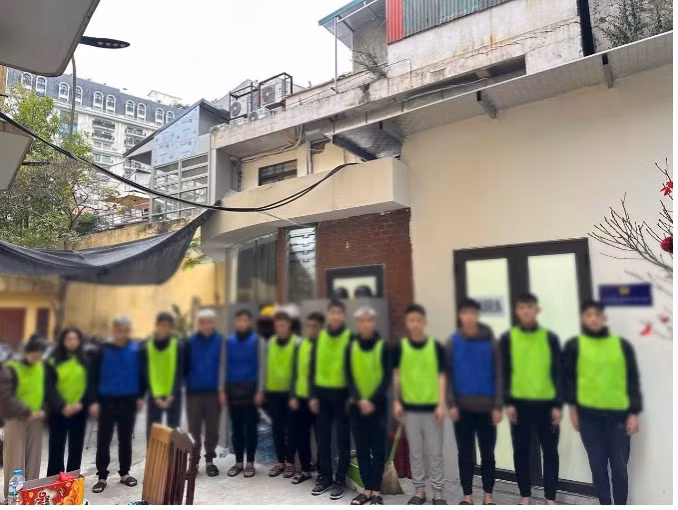 Tạm giữ nhóm đối tượng sử dụng bình xịt hơi cay, súng bắn pháo diêm đuổi đánh nhau -0
