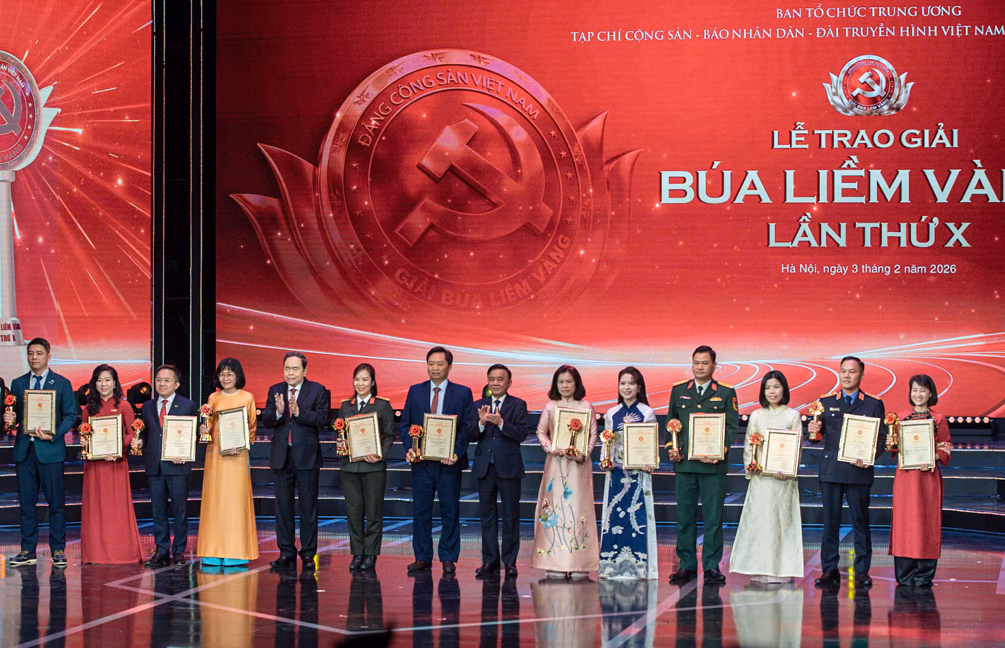 Tuyên dương 96 Bí thư chi bộ xuất sắc toàn quốc và trao Giải Búa liềm vàng lần thứ X -0