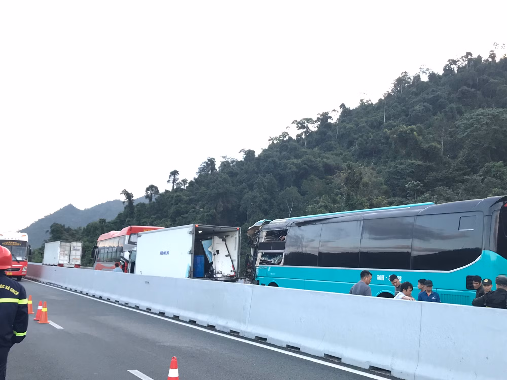  Cảnh sát giải cứu tài xế trng vụ tai nạn liên hoàn trên cao tốc Vân Phong – Nha Trang -0