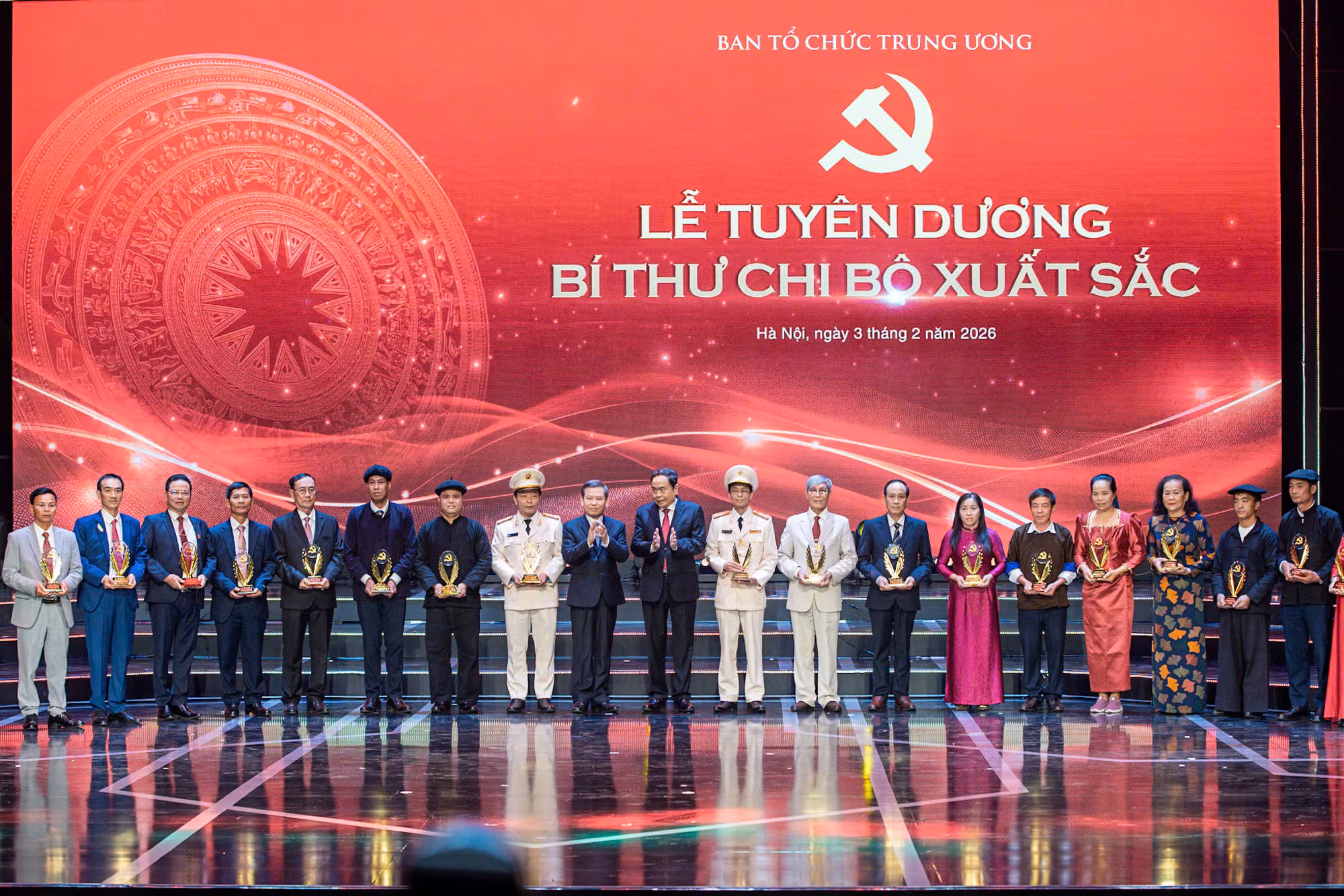 Tuyên dương 96 Bí thư chi bộ xuất sắc toàn quốc và trao Giải Búa liềm vàng lần thứ X -0