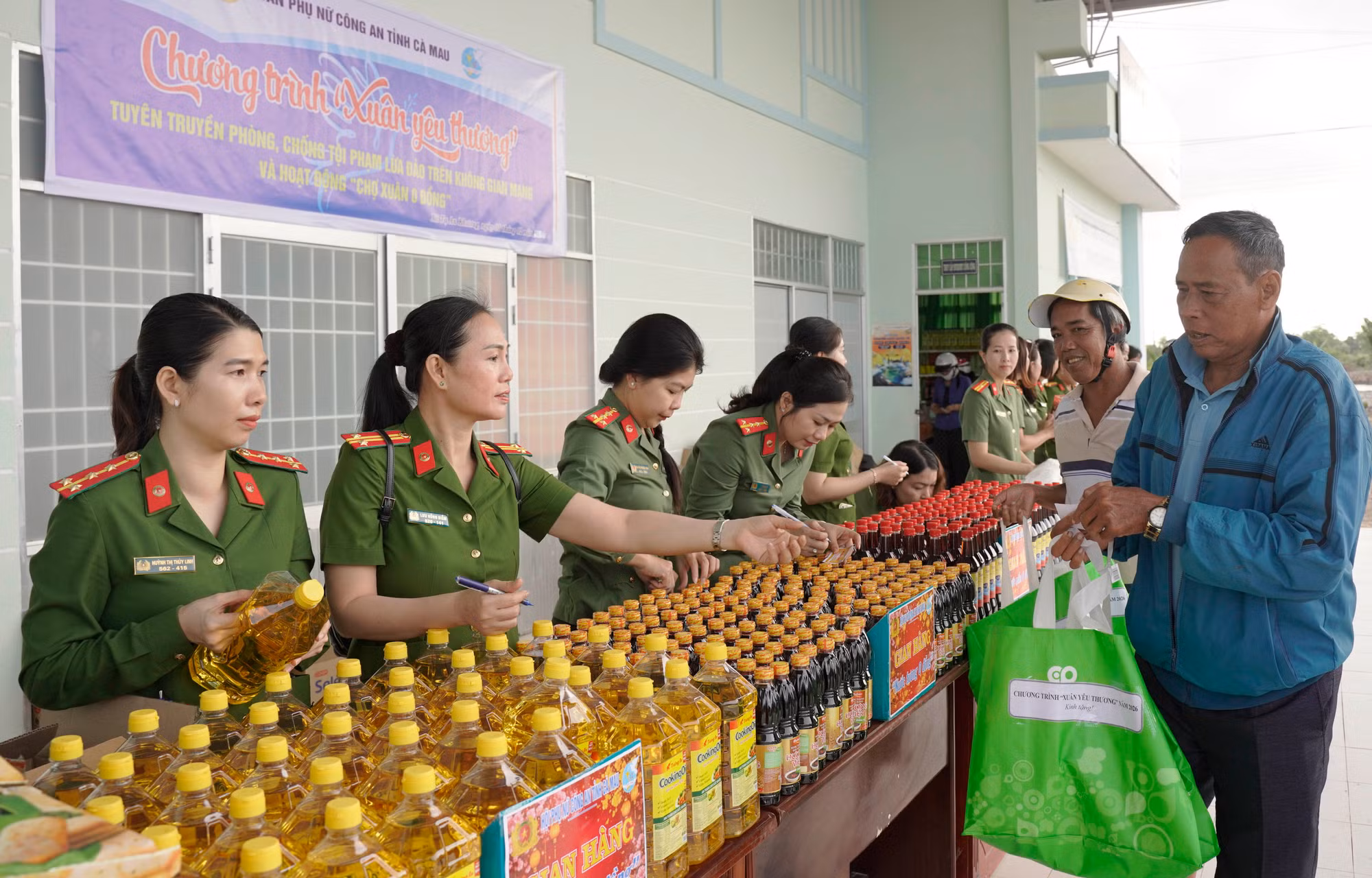 “Chợ Xuân 0 đồng” chia sẻ với người dân khó khăn -0