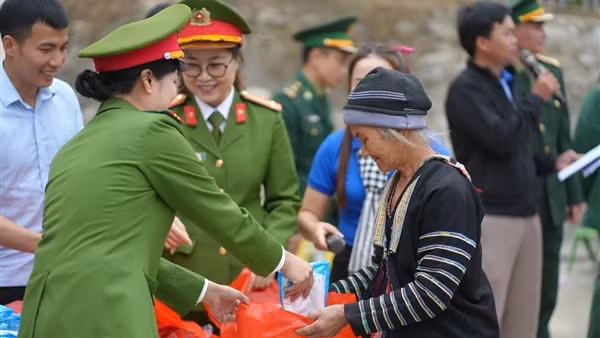 "Gian hàng 0 đồng" - Ấm lòng dân bản tại xã biên giới Trung Lý