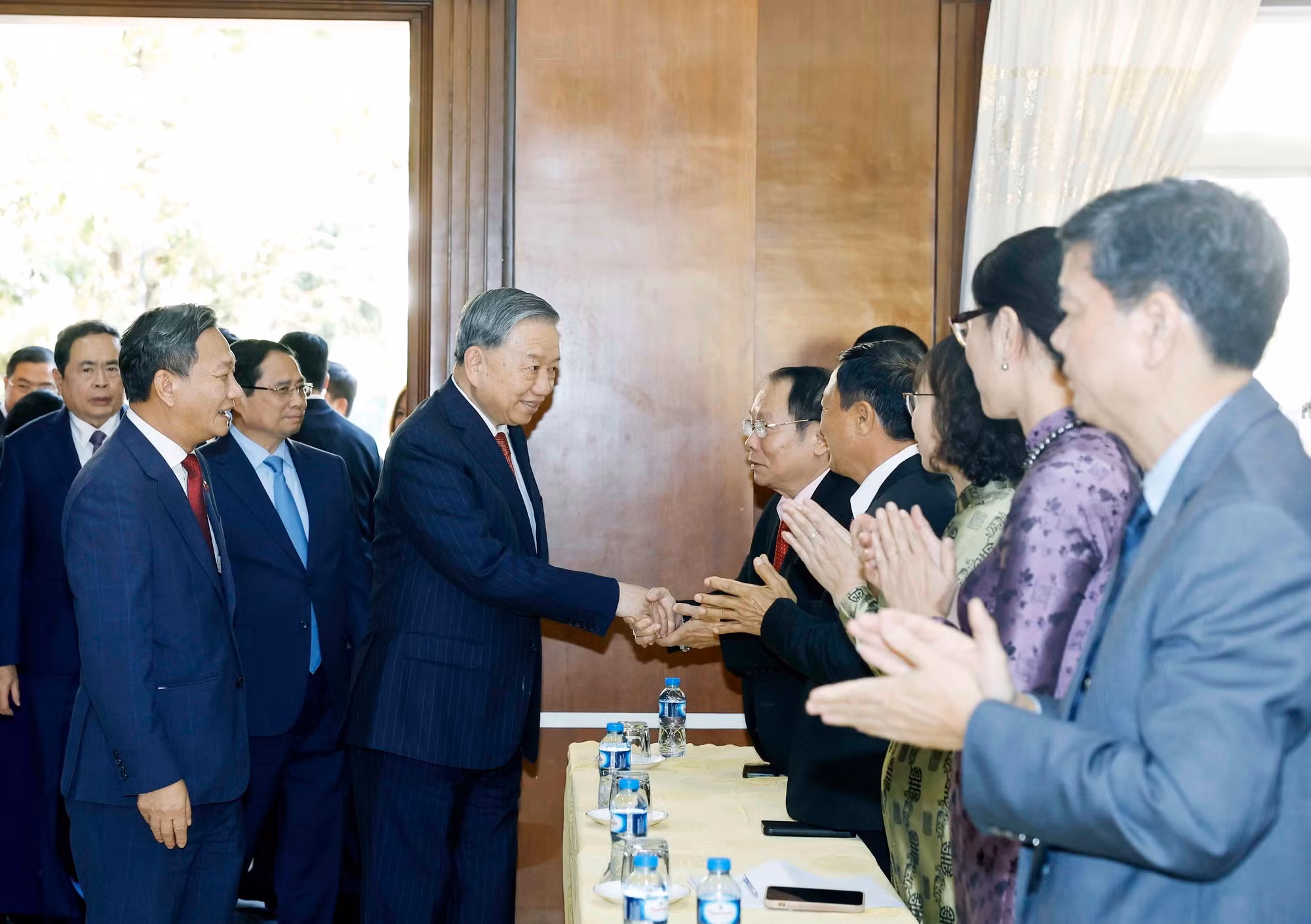 Tổng Bí thư Tô Lâm gặp gỡ cán bộ Đại sứ quán và cộng đồng người Việt Nam tại Lào -0