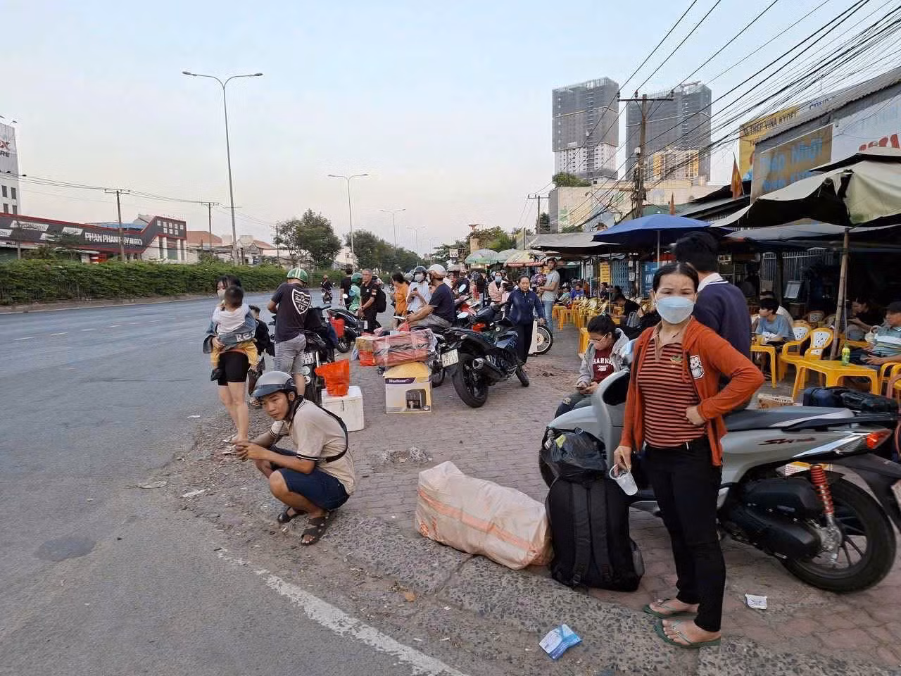 TP Hồ Chí Minh: Xe ngang nhiên dừng đón khách, khách vạ vật ngoài đường chờ đón xe về quê dịp Tết -0