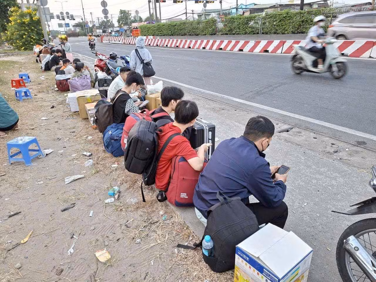 TP Hồ Chí Minh: Xe ngang nhiên dừng đón khách, khách vạ vật ngoài đường chờ đón xe về quê dịp Tết -0
