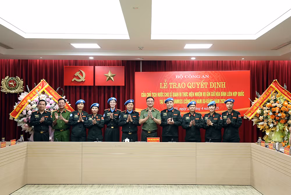 Từ chiến sĩ gìn giữ an ninh Tổ quốc đến sứ giả hòa bình thế giới -0