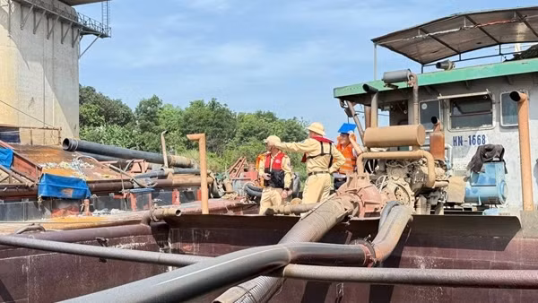 Siết chặt phương tiện thủy gắn thiết bị khai thác cát trên các tuyến sông