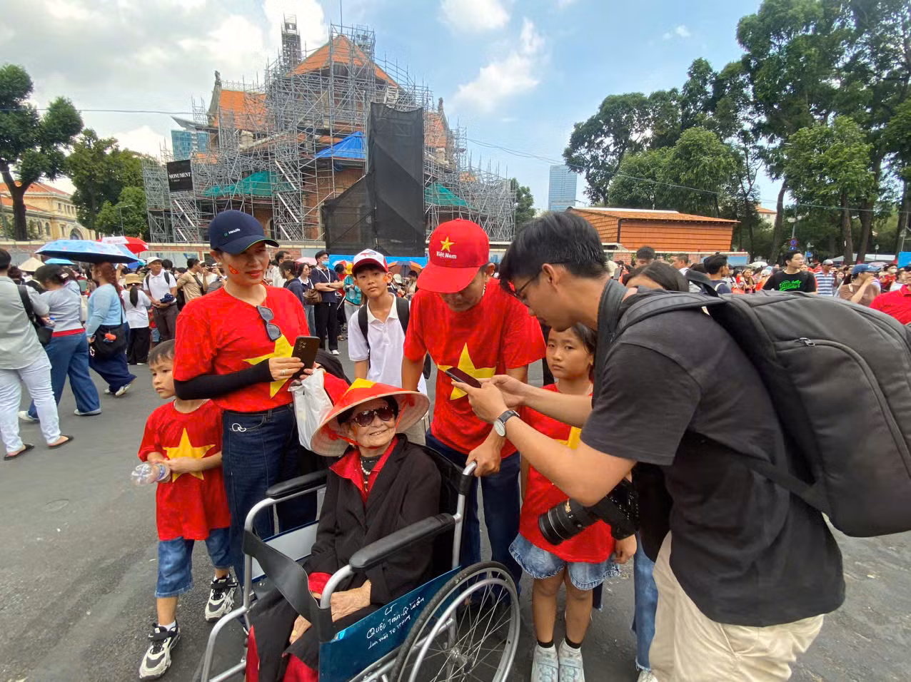 Rất đông người dân đổ về trung tâm xem sơ duyệt diễn binh, diễu hành -3