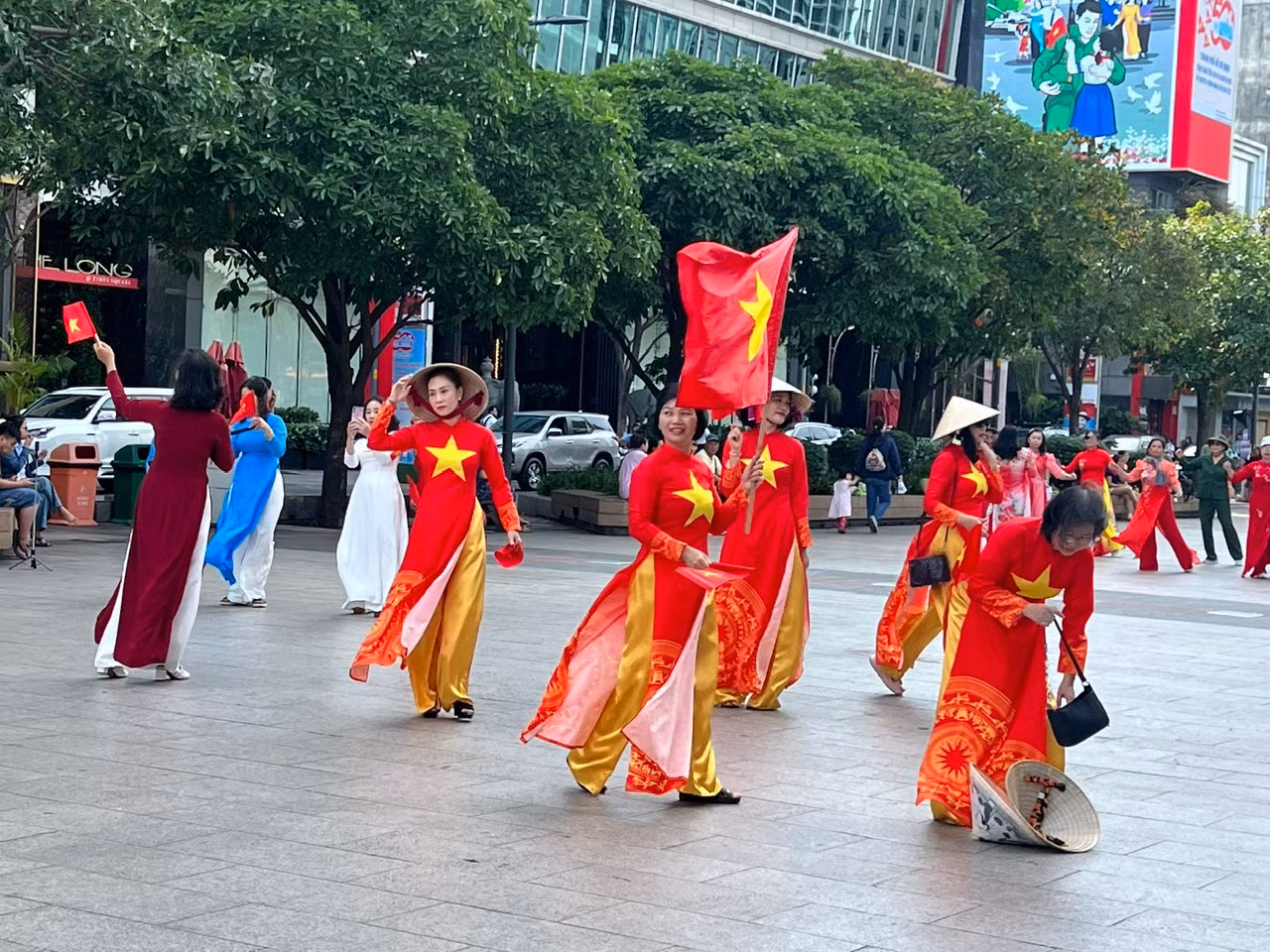 TP Hồ Chí Minh rực rỡ sắc màu, tưng bừng kỷ niệm 50 năm Giải phóng miền Nam -0
