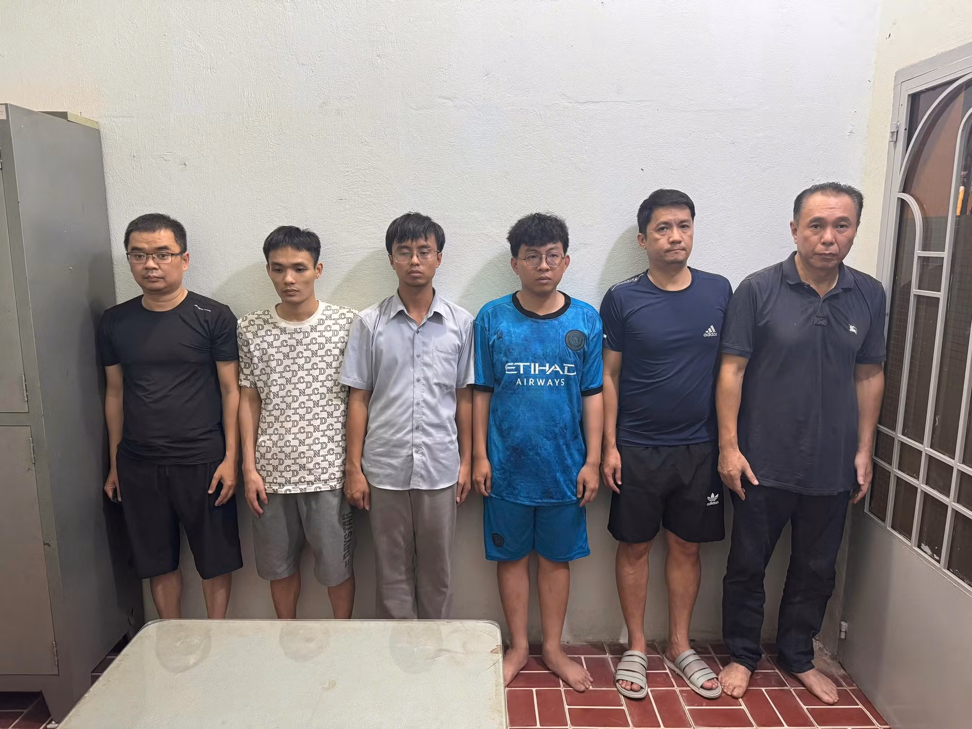 Tạm giữ 48 đối tượng tham gia đánh bạc núp bóng câu lạc bộ poker -0