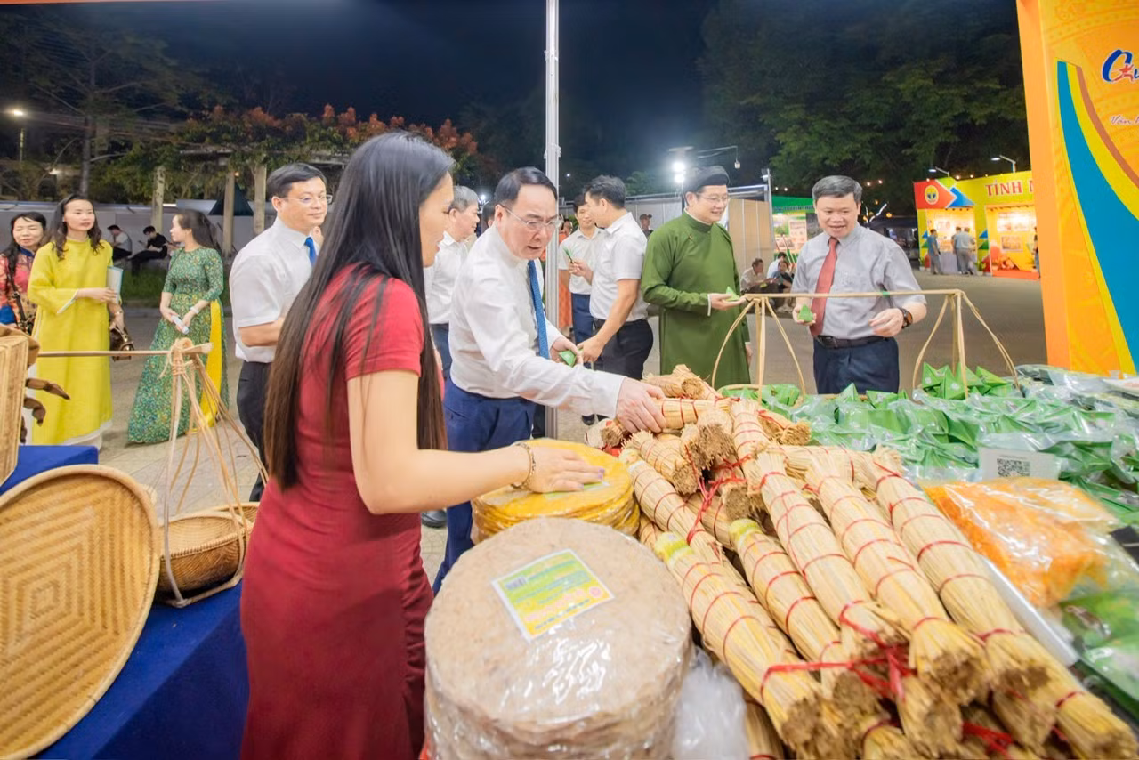 29 tỉnh, thành hội tụ về Cố đô Huế để giới thiệu du lịch, di sản văn hóa -0