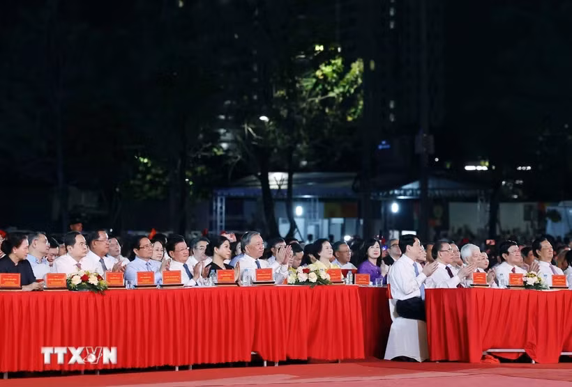 Tổng Bí thư Tô Lâm dự Chương trình nghệ thuật đặc biệt “Mùa Xuân thống nhất” -0