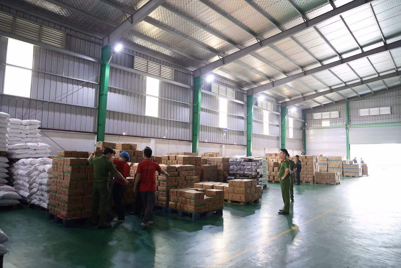 Tạm giữ hàng trăm tấn bột nêm, bột canh, dầu ăn, mỳ chính giả -3