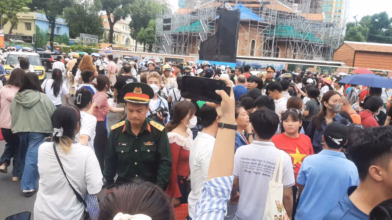Rất đông người dân đổ về trung tâm xem sơ duyệt diễn binh, diễu hành -11