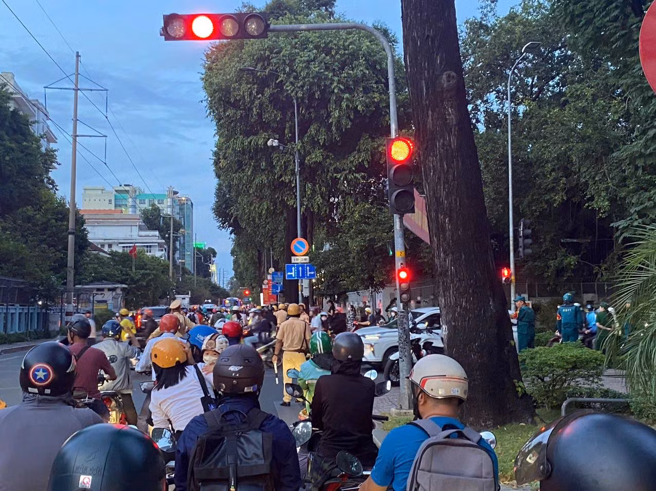 Người dân nô nức đến xem hợp luyện diễu binh, diễu hành Kỷ niệm 50 năm Ngày Giải phóng miền Nam -1