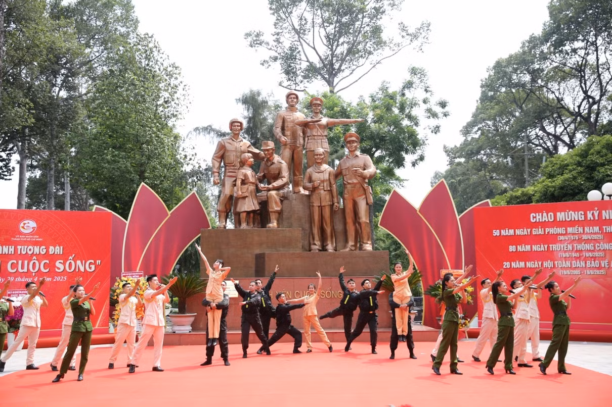 Khánh thành Tượng đài CAND “Vì bình yên cuộc sống” ở TP Hồ Chí Minh -0